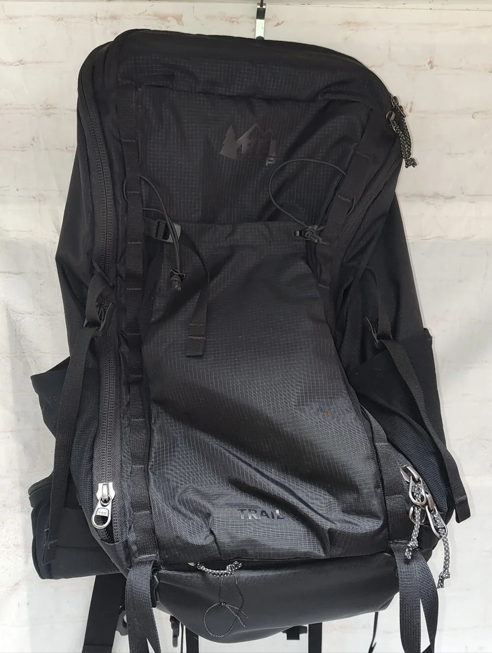 REI Trail 40 Men's Large  Hiking Black Backpack, Exc Condition
